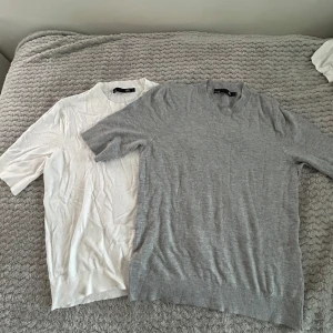 2 stickade tröjor från 157, vit & grå - Två stilrena stickade tröjor från lagger 157i storlek S. En är vit och den andra är ljusgrå, båda med kort ärm och ribbade muddar. Perfekta för lager-på-lager och funkar året runt. Snygg, enkel design som passar till det mesta. Priset går att alltid dusketera 😊💕