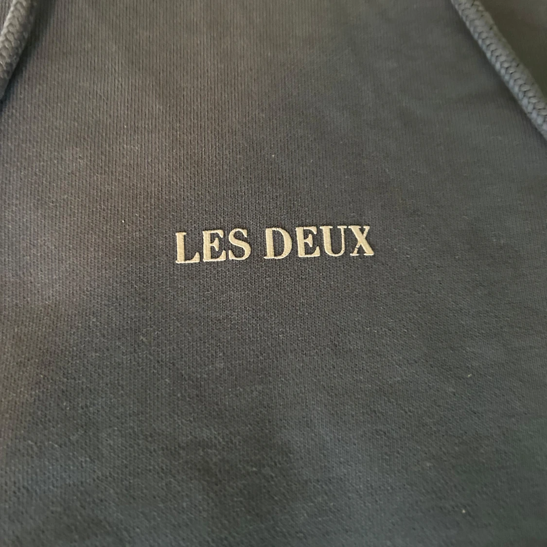 Mörkblå hoodie från Les Deux - 2