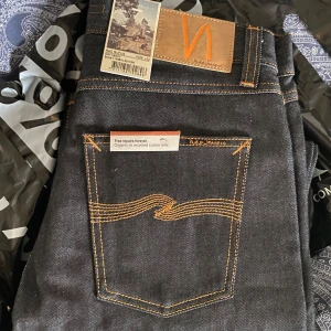  Nudie Jeans - Snygga mörkblå jeans från Nudie Jeans i modell rad Rufus. Straight modell. I dry. Helt oanvända. Köpta från Boozt. Med lappar kvar. Nypris ca 1700