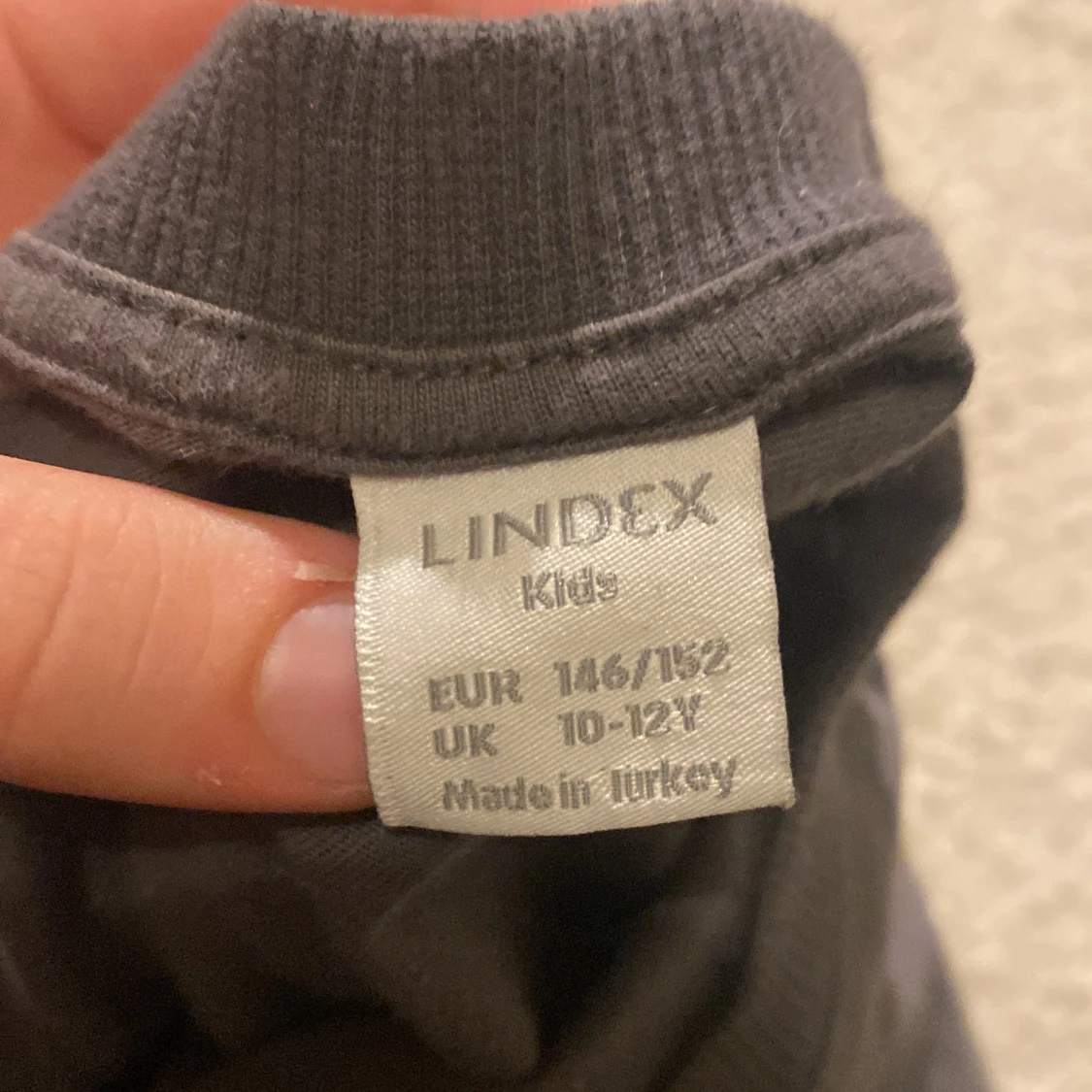 Svart/ grå  t-shirt med tryck från Lindex - 3