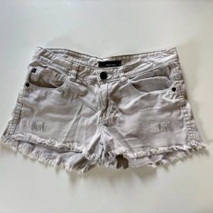 Lågmidjade grå jeansshorts - Jättesöta ljusgrå denimshorts med kanin-detaljer, som tyvärr är för små för mig. De har inte några tydliga tecken på användning! 💞Passar ungefär xs/s