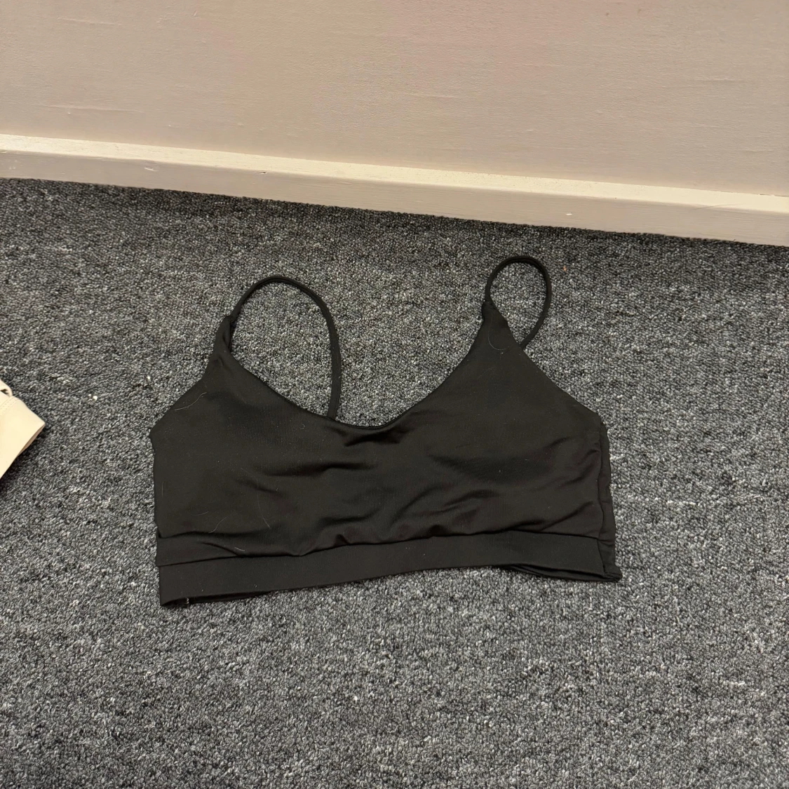 Svart ärmlös sportbh med smala band