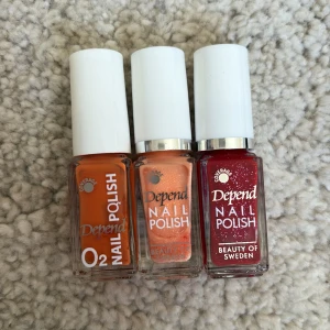 3 nagellack från Depend i olika färger - Tre nagellack från Depend i snygga färger: ett orange, ett persikofärgat med skimmer och ett mörkrött med glitter. Helt oanvända är dom alla!🥰