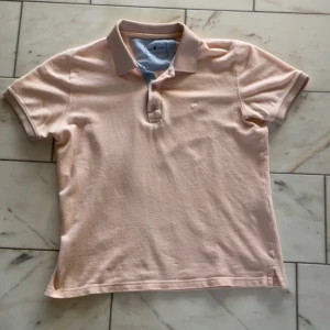 Ljusrosa pikétröja  - Snygg ljusrosa pikétröja från Denim Culture i storlek S. Plagget är använd men också väl omhändertagen. 