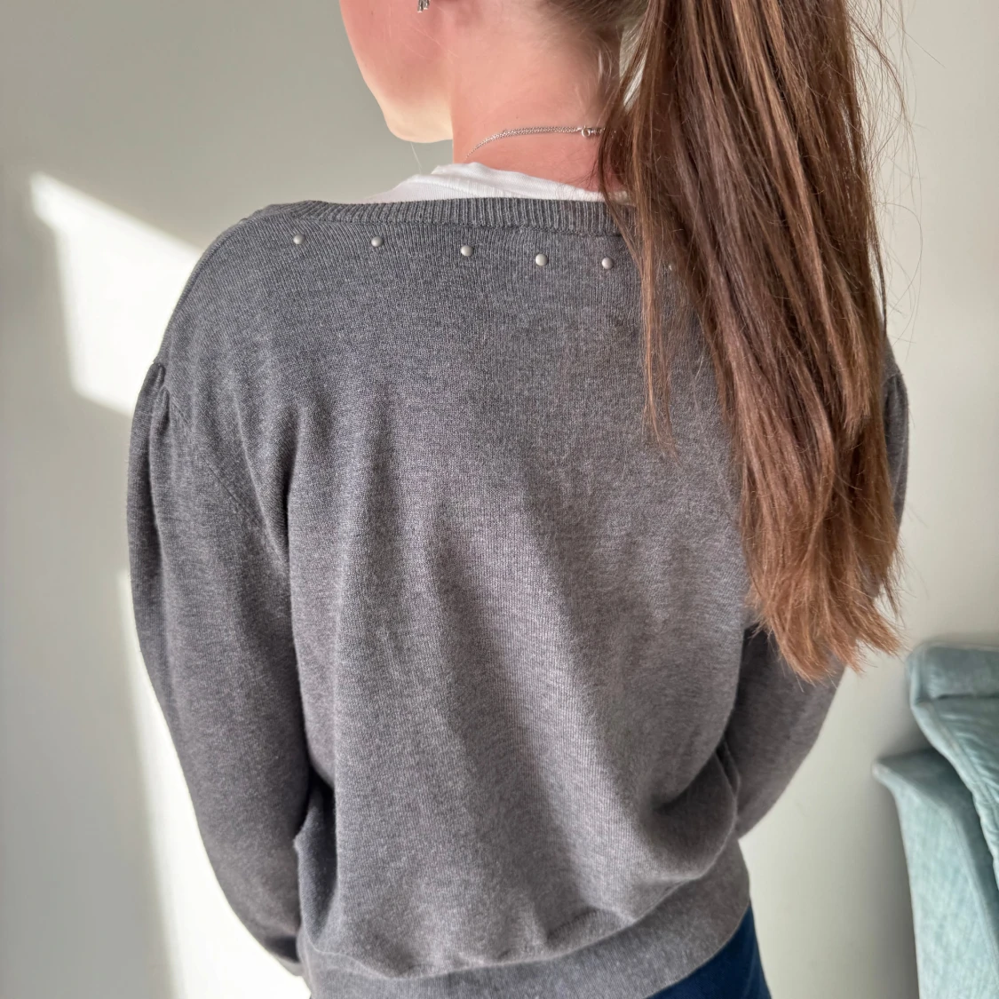 Grå kofta med pärldetaljer - 1