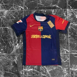 FC Barcelona Lamine Yamal matchtröja S - Säljer en officiell FC Barcelona matchtröja från Nike i storlek S med Lamine Yamal och nummer 19 på ryggen. Tröjan har klassiska vertikala rödblå fält, gul Nike-logga och klubbmärke på bröstet, samt tryck på ärmarna. Tillverkad i lätt och ventilerande polyester.