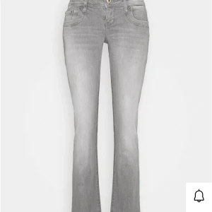 Grå bootcut jeans från ltb - Säljer dom här jättesnygga och slutsålda Ltb jeans i storleken 26/30💘 Dom är köpta på Zalando för 800kr🩷 Perfekta nu till skolstart och matchar verkligen till allt! Alla färger och alla tillfällen💓💓Dom är både low waist och bootcut, modellen heter ltb valerie jeans grå💝