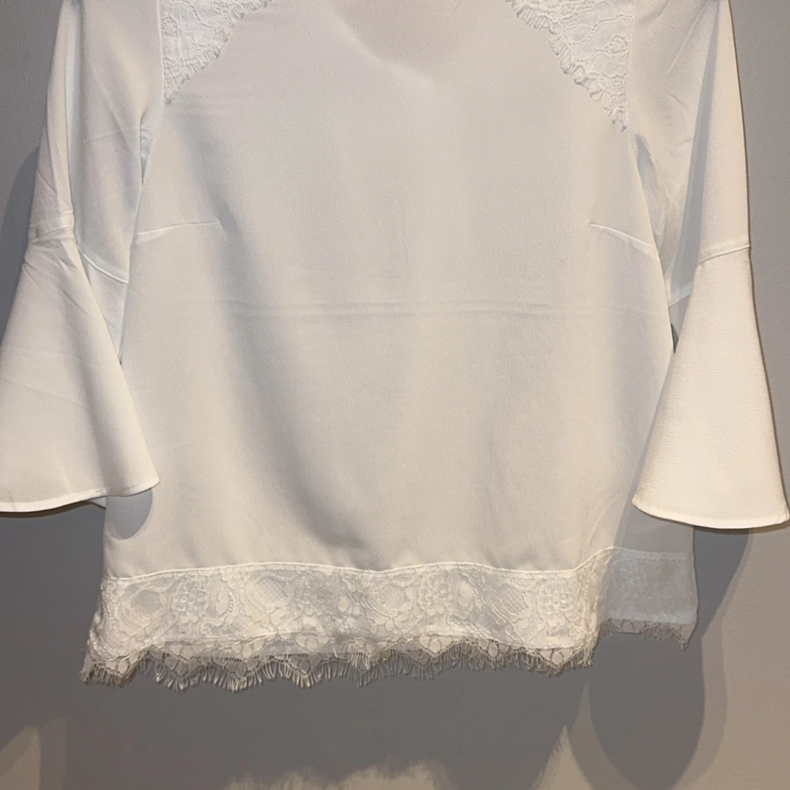 Vit blus med spets från Lindex