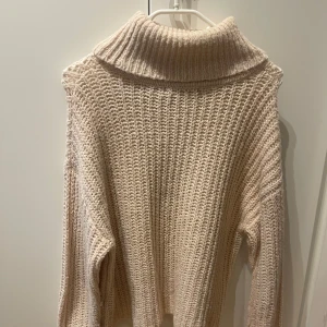 Beige stickad polotröja från ginatricot - Säljer en beige stickad polotröja från ginatricot.💕 mysig å perfekt för att hålla sig varm och snygg under kyliga dagar. Enkel att matcha för en chill look🤗