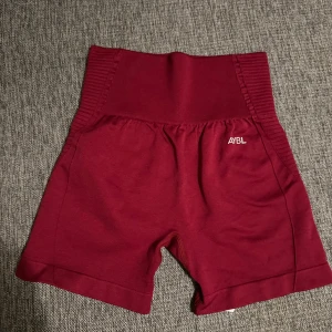 Vinröda shorts från AYBL - Super fin skick! Utmärkt färg❤️