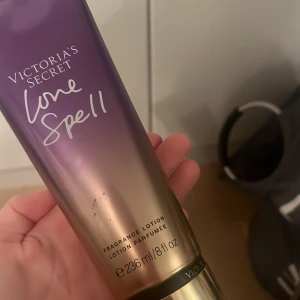 Victoria’s secret love spell  - Lotion från Victoria Secret, den är ungefär halvfull/tom men luktar jättegott💜