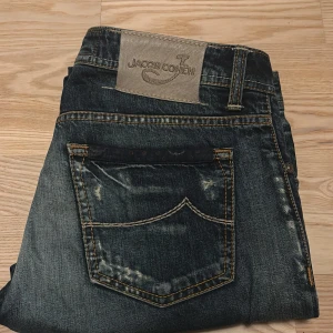 Jacob Cohen jeans  - Jacob Cohen jeans🇮🇹| Modell: 688 special | Storlek - W33 | skick 9/10 lite smått använda men inga defekter | snygga små detaljer runt om samt sjukt snygga slitningar både fram och bak 