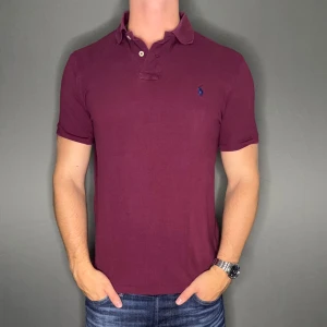 Ralph lauren pike - Hej säljer nu min fina Ralph lauren pike i storlek M. Den är i nyskick och kommer vara otroligt snygg på sommaren. Nypris cirka 1600kr! Vi kommer att sälja liknande produkter nu i sommar så glöm inte följa profilen!🌊🍾