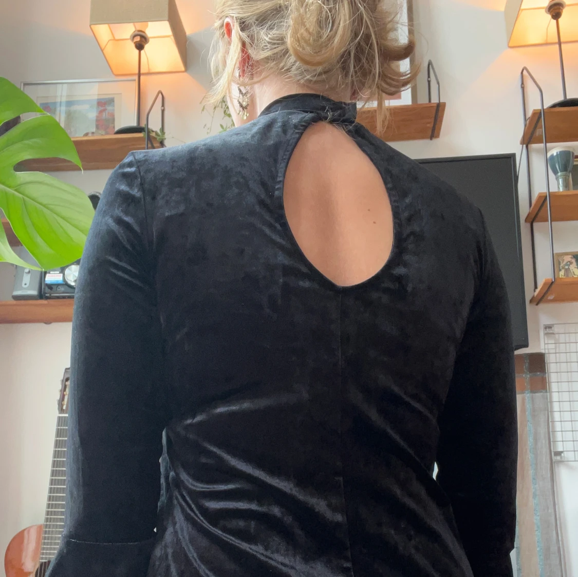 Svart sammet klänning med öppen rygg - 1