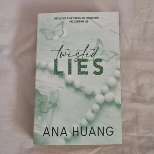 Twisted Lies - Säljer denna populära romancebok av Ana Huang, fjärde delen i den älskade Twisted-serien. Boken är helt oanvänd och i mycket bra skick, inga skador eller märken. En populär booktok bok på engelska för bra pris! Nypris runt 200 kr.