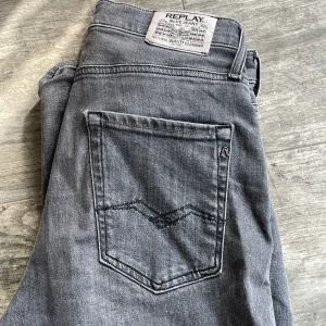 Gråa Replay Jeans - Säljer dessa feta Replay jeans i grå färg. Dom säljs då dom inte passar längre. Dom sitter ganska straight/relaxed och feta inför hösten🍁🔥👀
