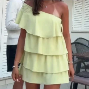 Gul trendig klänning med volanger -  Intressekoll på denna helt slutsålda och trendiga klänning från Zara, storlek S. Passar perfekt till sommarens alla tillfällen, hör av dig vid frågor 💛☺️