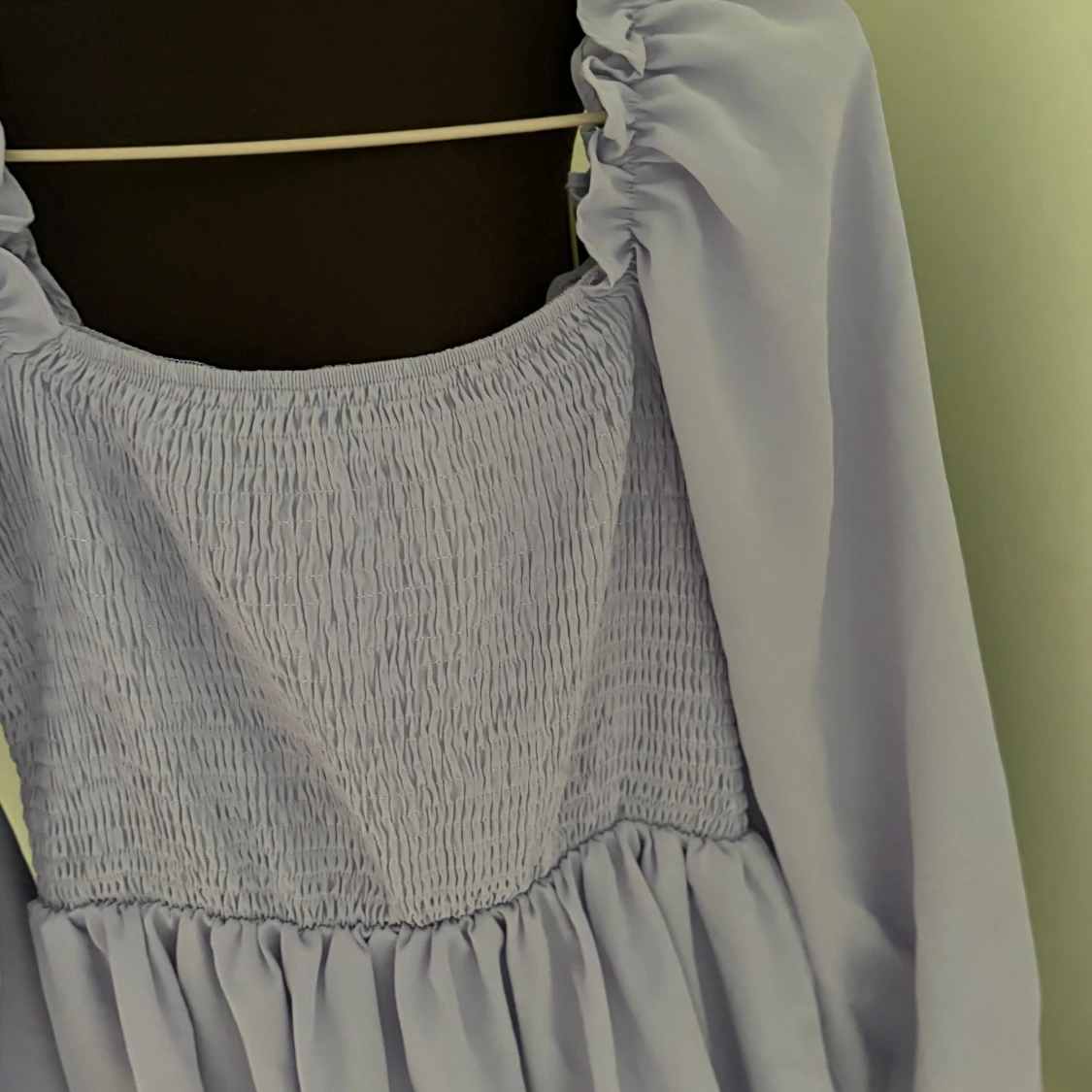 Ljuslila volangklänning med puffärm - 1