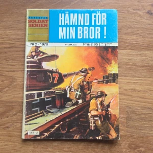 Hämnd för min bror! Soldatserien nr 2 år 1978 - En spännande serietidning från 1978 med dramatiska krigsscener och actionfyllda illustrationer. Perfekt för dig som gillar historiska äventyr och intensiva berättelser om mod och strider. Fängslande för unga vuxna som vill ha både action och historia i serieformat.