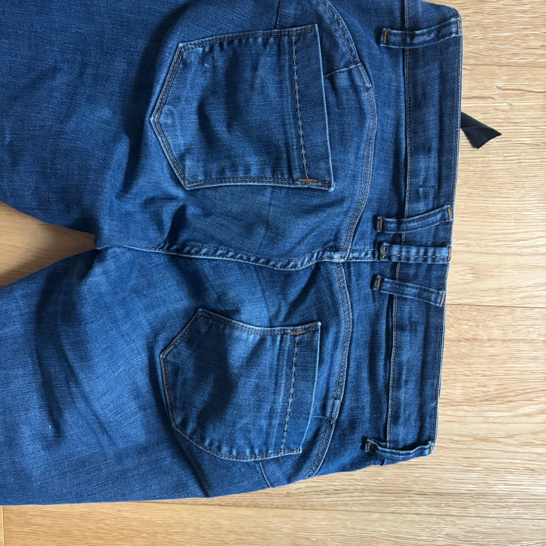 Blå bootcut jeans med slitning - 2