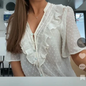 Zara blus - Säljer den här supersöta blusen från Zara, och jag säljer då den inte kommit till användning💗 Blusen har inga defekter och är i bra skick, skriv om ni undrar något💗