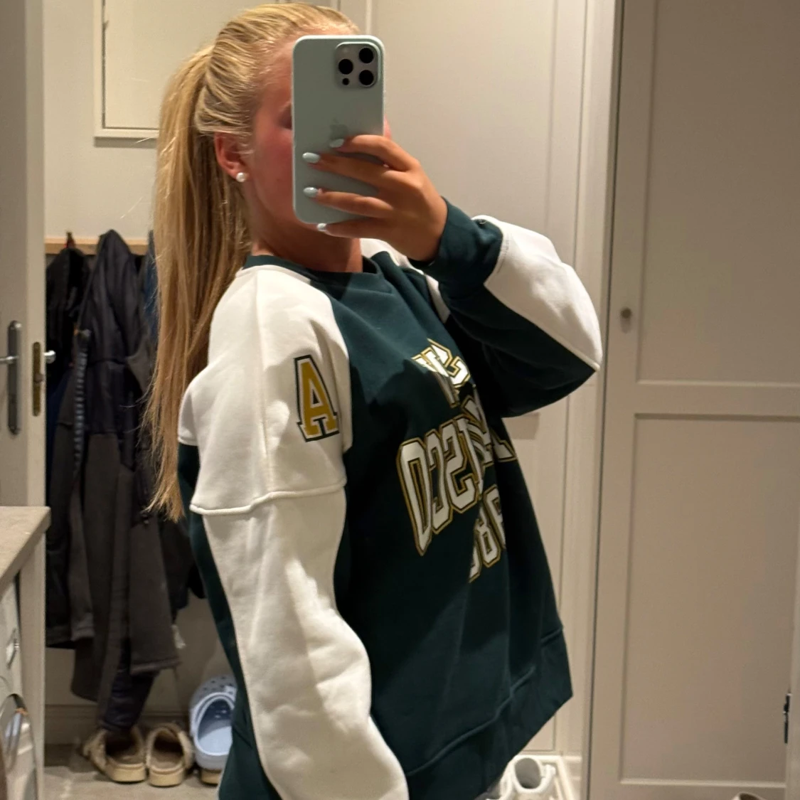 Grön sweatshirt med vita ärmar och tryck - 1