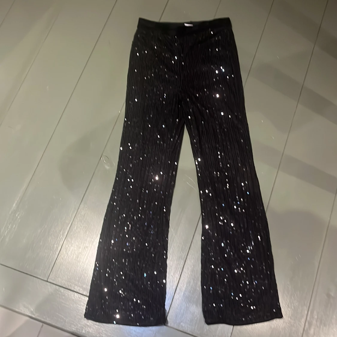 Svarta paljettbyxor från Lindex