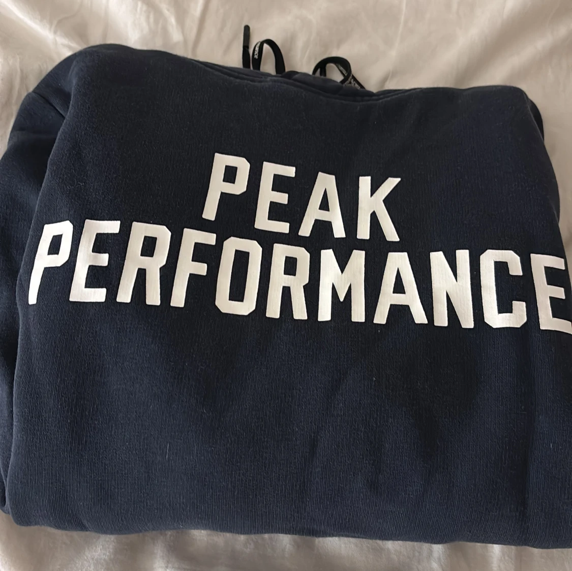 Mörkblå hoodie från Peak Performance - 3