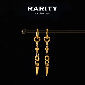 Bold Spike Earring - Gold: Guldiga spike örhängen med nitar - Snygga guldiga örhängen från Rarity of Sweden med coola kedjedetaljer och spetsiga spikes längst ner. Hängande design med runda länkar och små kulor som ger en edgy vibe. Perfekt för dig som gillar statement-smycken och vill sticka ut.
