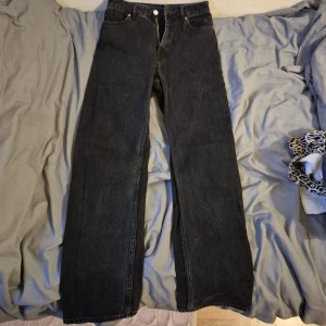 Svarta jeans straight fit - 97% bomull. Storlek står på sista bilden. 