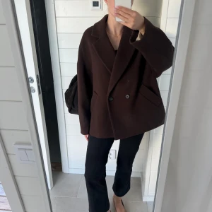 Brun oversized ullkavaj - Säljer en brun oversized kavaj i ull med dubbelknäppning. Jackan har två fickor framtill och långa ärmar.💕