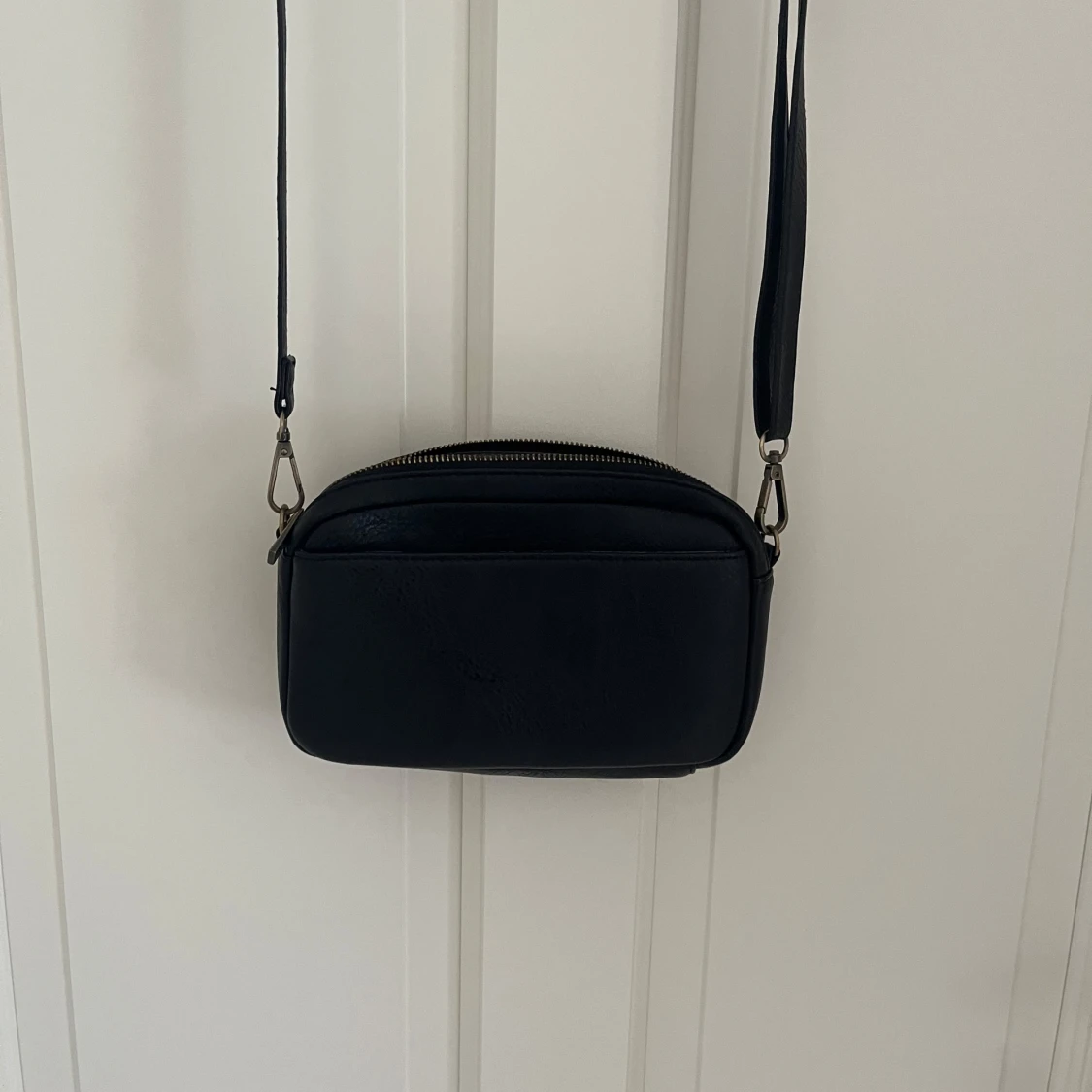 Svart axelväska från Pipol's Bazaar - 1