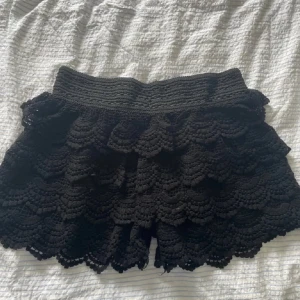 Volang/spets shorts - Stretchiga virkade shorts med bred resår i midjan och flera lager volang. Perfekta för sommardagar när du vill ha en chill men ändå trendig look.💓nyskick!