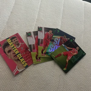 Fotbolls kort FC Bayern München  - Fem fotbollskort med spelare från Bayern München. ( två av samma spelare ) Pris kan diskuteras 