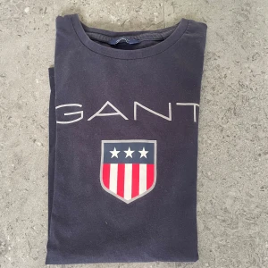 Gant T-shirt - Säljer denna stilrena gant t-shirten. Den är i mycket bra skick. Skicka ett medelande om ni undrar något