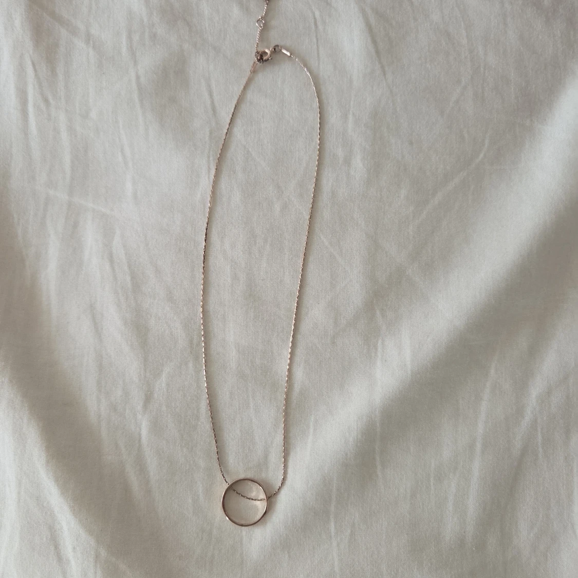 Enkelt halsband med cirkel i roseguld