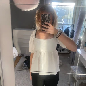 Vit blus med puffärm och fyrkantig ringning - Supersöt vit blus med puffiga korta ärmar och en snygg fyrkantig ringning. Från Gina tricot