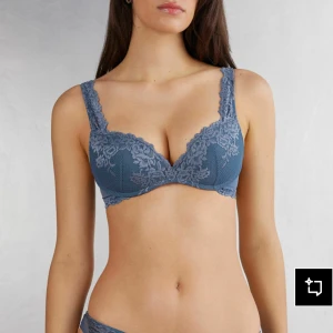 Blommig blå spets-bh, gioia, intimissimi - Supersnygg blå bh med blommig spets och vadderade kupor. Axelbanden har pretty flower spets. Använd runt 3 gånger. Säljs inte längre, org priset är runt 500kr