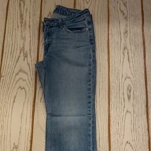 levi’s jeans  - jättefina blåa jeans från levis i storlek W28 L29. dessa har varit mina favoriter, men har växt ur dom 😔