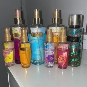 Victoria secret parfymer, kolla beskrivning!! - !!!kolla på min profil om du letar efter: love spell, passion struck,amber romance, mango temptation, endless love, snow mint, pure seduction, coconut passion. Skriv privat vilka du vill ha så vi kan diskutera pris!