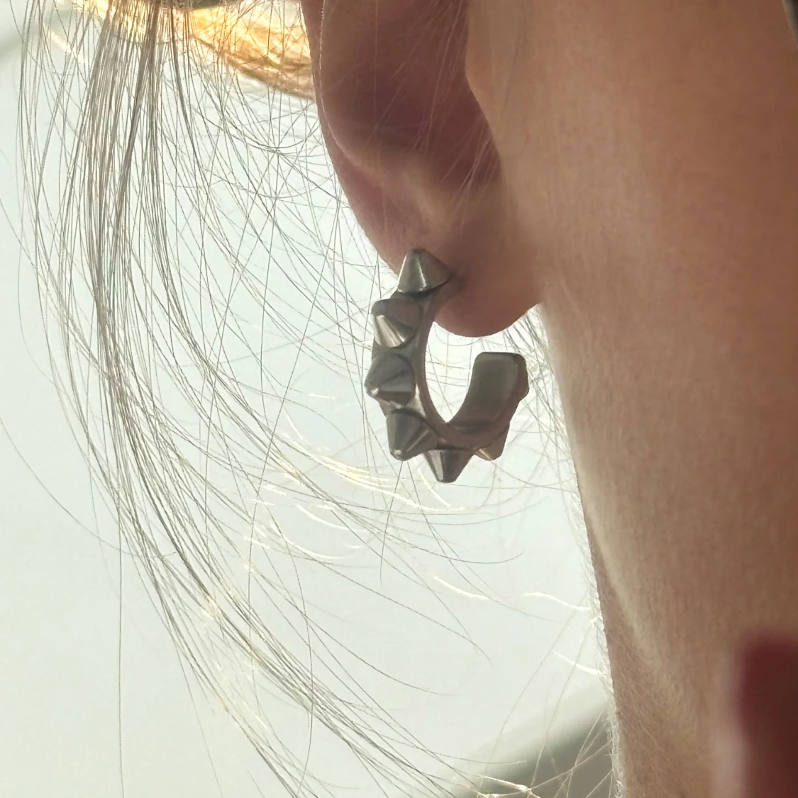 Silvriga örhängen med spikes - 1