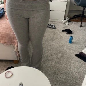 Grå yogapants från Gina Tricot XS - Superbekväma grå yogapants från Gina Tricot i storlek XS. Byxorna är i ett mjukt bomullsmaterial med lite stretch. De har en rak passform med lätt utsvängda ben, perfekta för chill dagar hemma eller när du vill vara extra comfy.