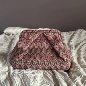 två väskor  - beck söndergaard och en som liknar valentino