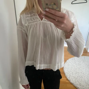 Vit blus gina tricot xs - Super söt blus från gina tricot! Aldrig använd med prislapp kvar. Blusen passar storlek xs😍