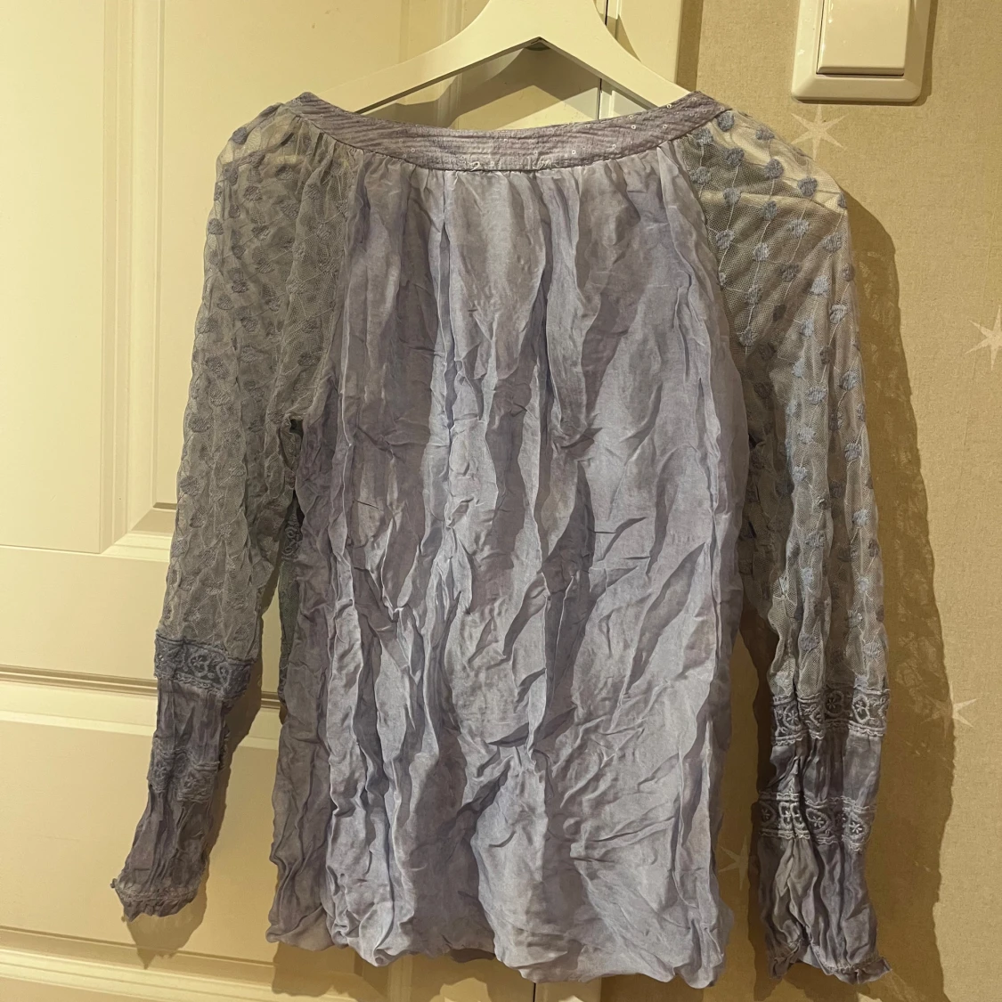 Ljuslila blus med spets och paljetter M&G - 1