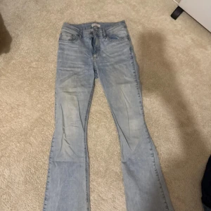 Ljusblå bootcut jeans - Säljer ett par ljusblå jeans med bootcut-modell. Jeansen har klassisk femficksdesign. Perfekta för dig som gillar en retro vibe och vill ha ett par jeans med lite utsvängda ben.