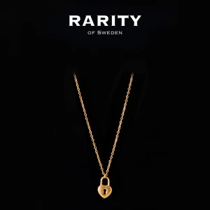 Heart Lock Necklace - Gold: Guldigt halsband med hjärtformat lås - Snyggt halsband från Rarity of Sweden med en tunn guldfärgad kedja och ett hjärtformat hängsmycke som ser ut som ett lås. Perfekt för dig som gillar unika detaljer och vill ha något som sticker ut.