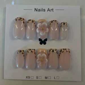 Press on naglar🐆 - Återanvändbara press on naglar i gelé med nude bas, french med leopard mönster och en 3d blomma🌸🐆 Perfekt alternativ för en snabb  och enkel manikyr utan att behöva gå till salong✨Mått: tumme 14mm, pekfinger 11mm, långfinger 12mm, ringfinger 11mm, lillfinger 9mm. Se tredje bilden för hur du mäter dina naglar.
