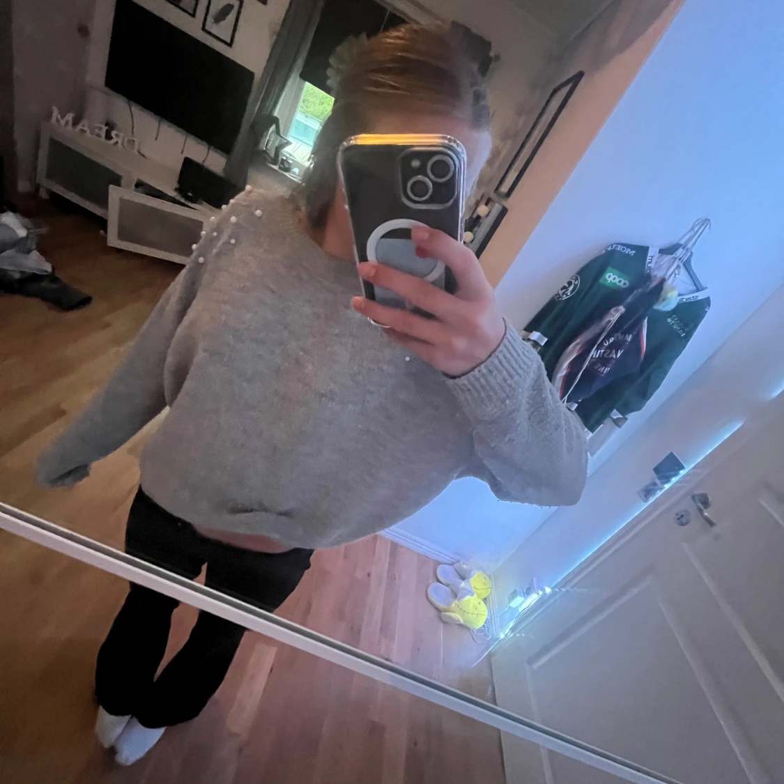 Grå stickad tröja med pärlor från H&M