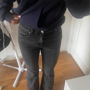 Svarta bootcut jeans - Säljer ett par svarta jeans med bootcut-modell och klassisk femficksdesign. Jeansen har en något utsvängd passform nertill och är tillverkade i ett mjukt denimtyg. Perfekta för dig som gillar en tidlös look med lite edge.